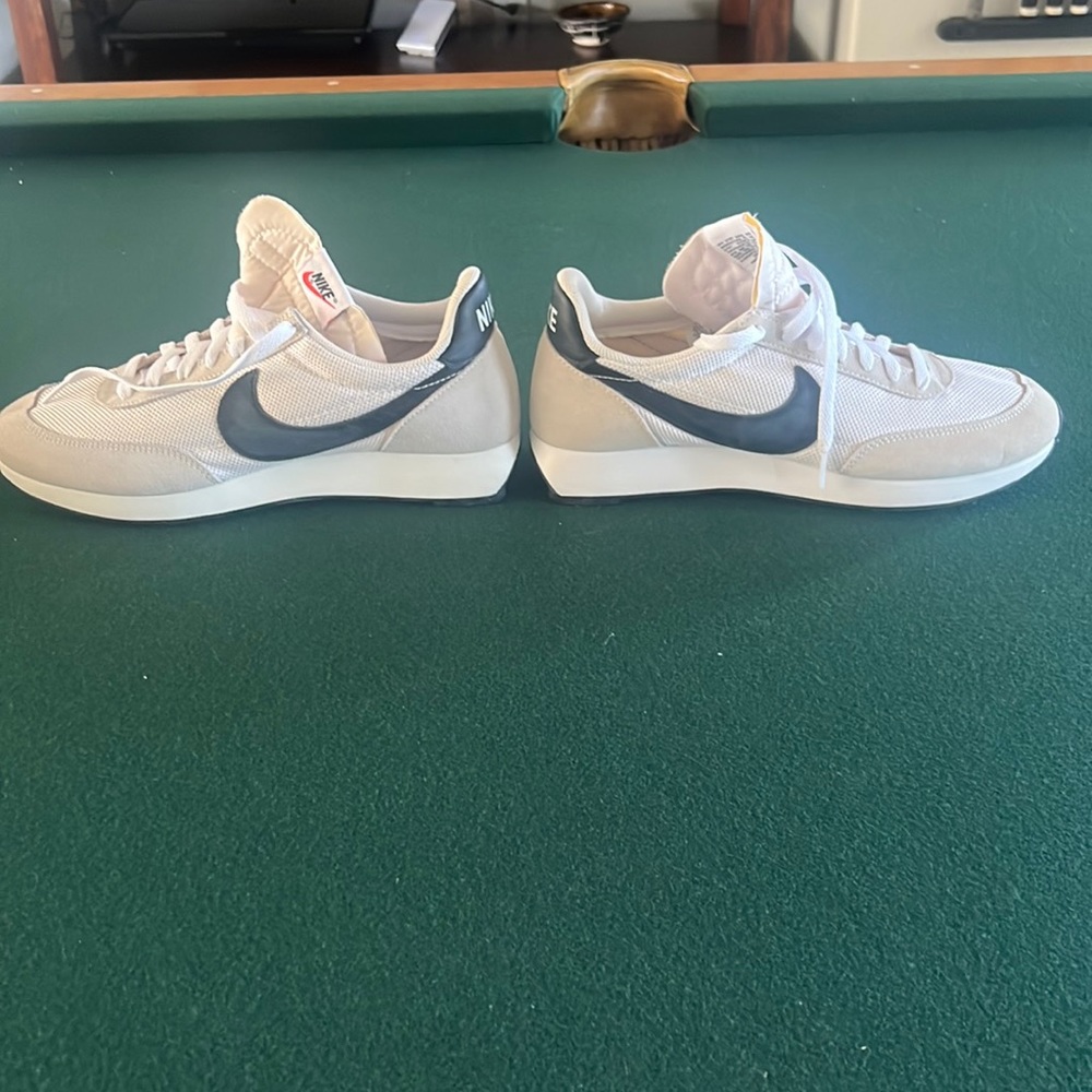 (NEVER WORN) Nike men’s- Air tailwind 79 shoes in white (size 10.5)
